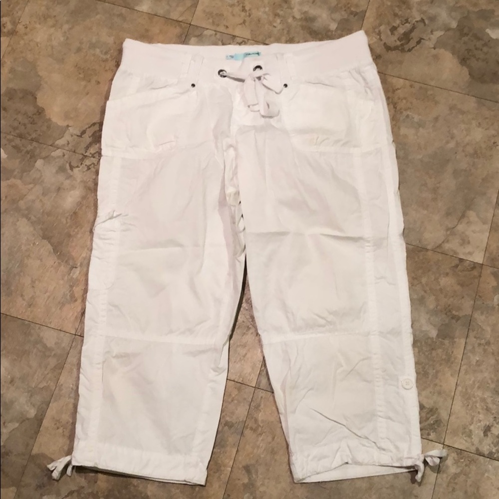 EUC Maurices capri cargo pants white